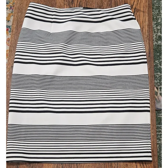 Chico's Black and White Striped Skirt, 1.5, NWOT ✔️ - Picture 4 of 10